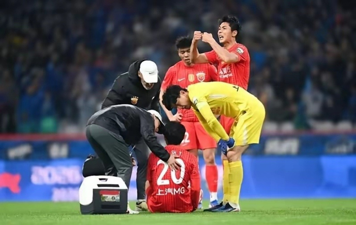 杨世元假脑震荡换人引争议，足协回应将严控条
